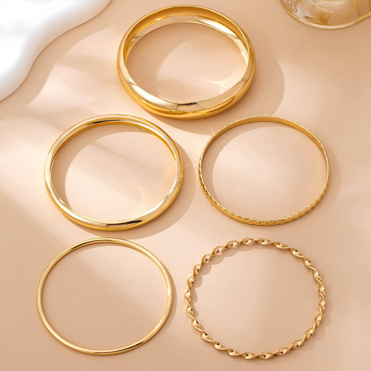 Conjunto de brazaletes apilables texturizados dorados