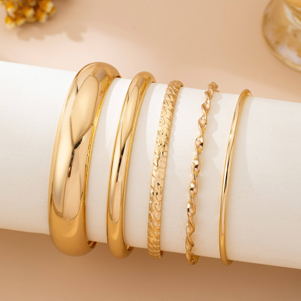 Conjunto de brazaletes apilables texturizados dorados
