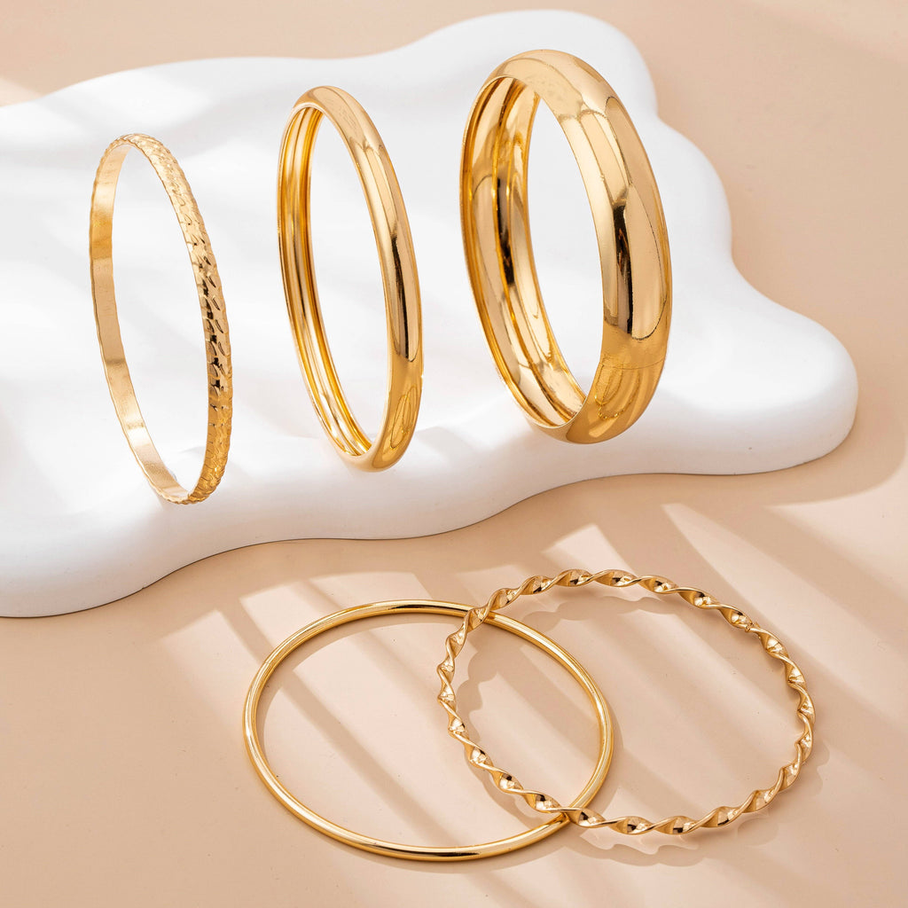Conjunto de brazaletes apilables texturizados dorados
