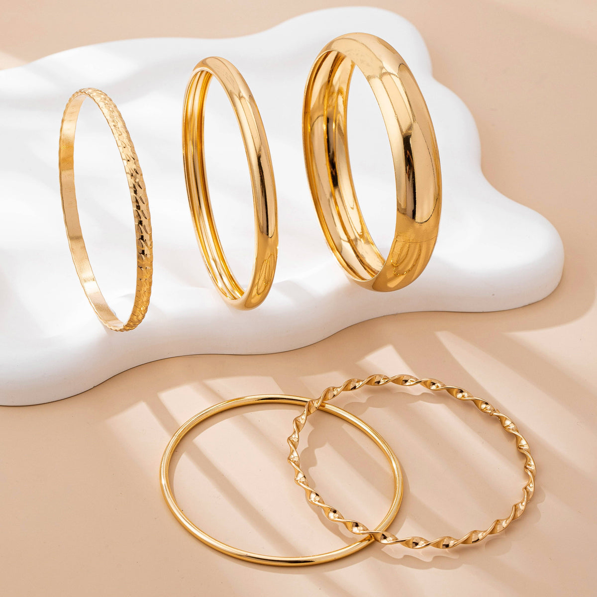 Conjunto de brazaletes apilables texturizados dorados