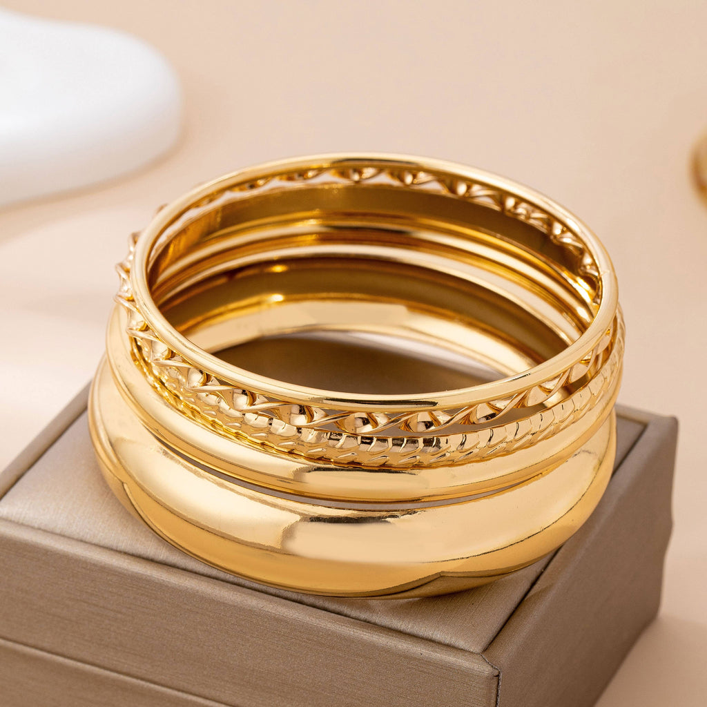 Conjunto de brazaletes apilables texturizados dorados