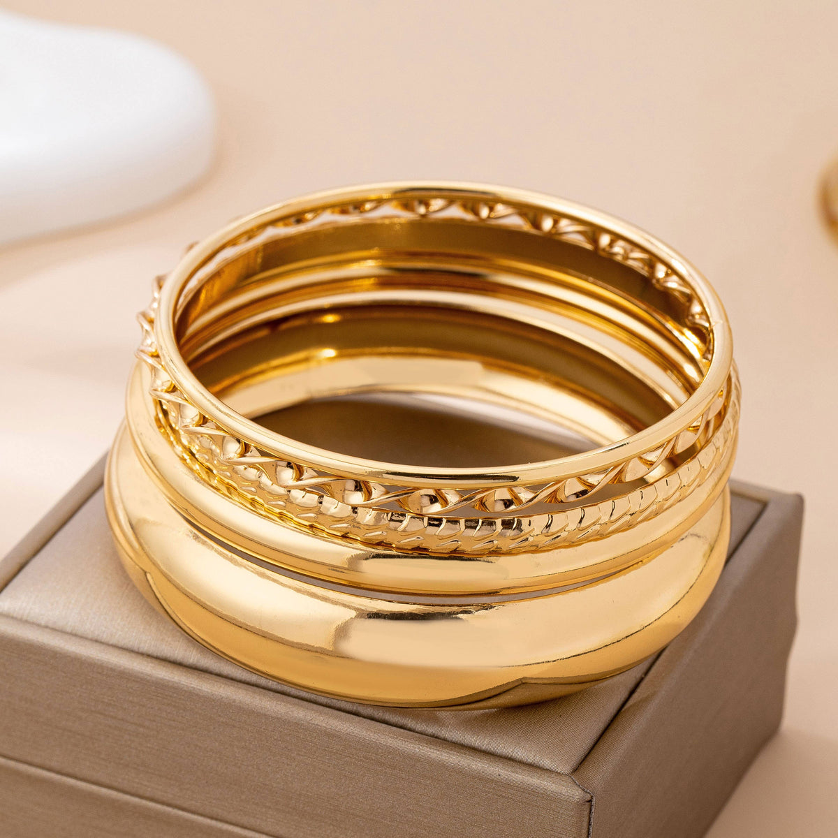 Conjunto de brazaletes apilables texturizados dorados